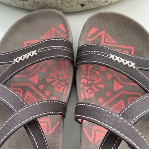 New without tags Merrell sandals Size 8 brown with orange trim. Worn once.